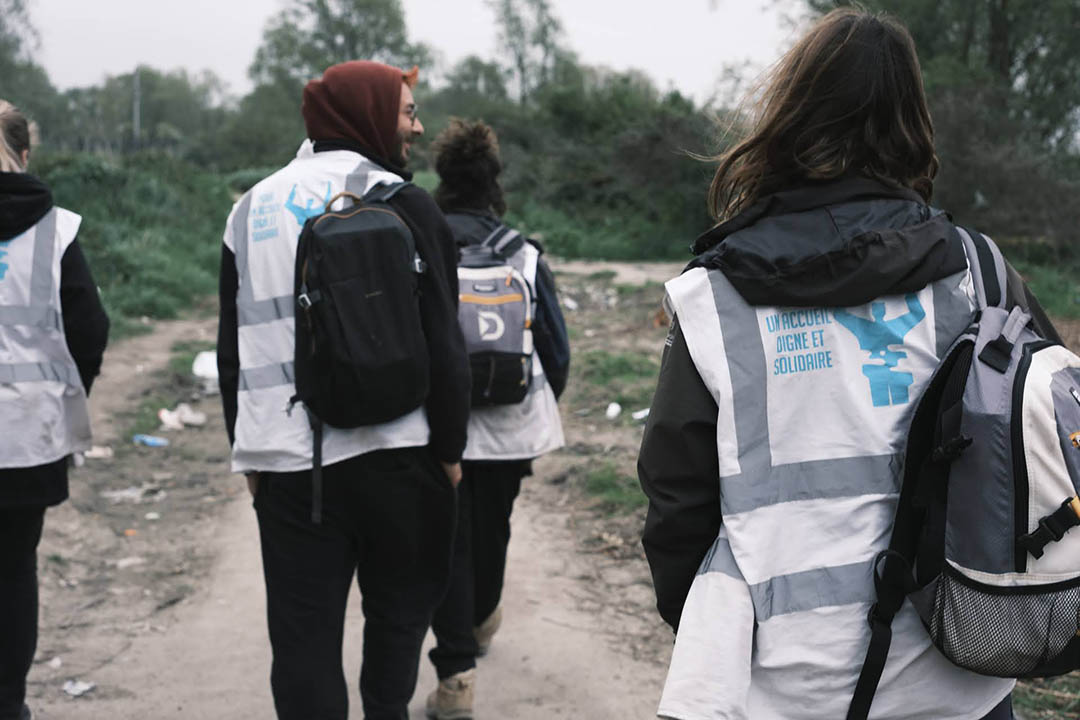 Des bénévoles de l'association humanitaire Utopia 56 viennent en aide aux personnes exilées à Calais