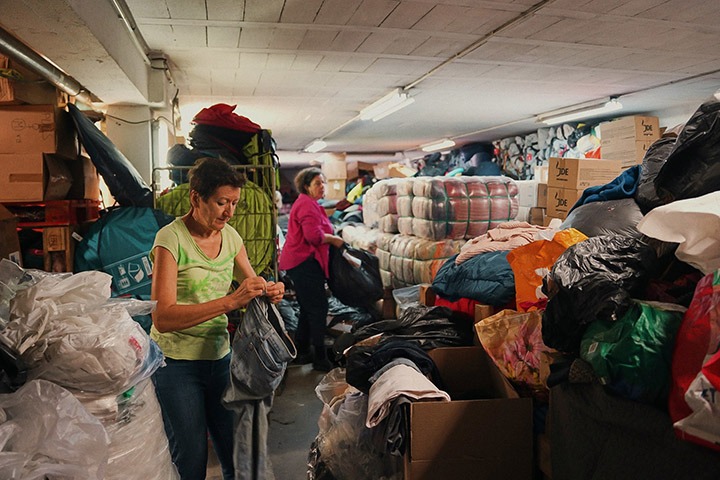 Des bénévoles de l'association humanitaire Utopia 56 tri des dons de vêtements pour les distribuer à des migrants pendant une maraude