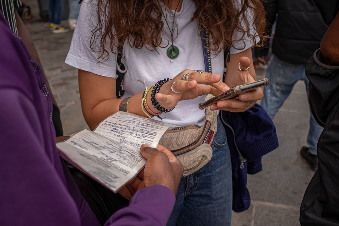 Une bénévole de l'association humanitaire Utopia 56 aide des sans-papiers à Paris