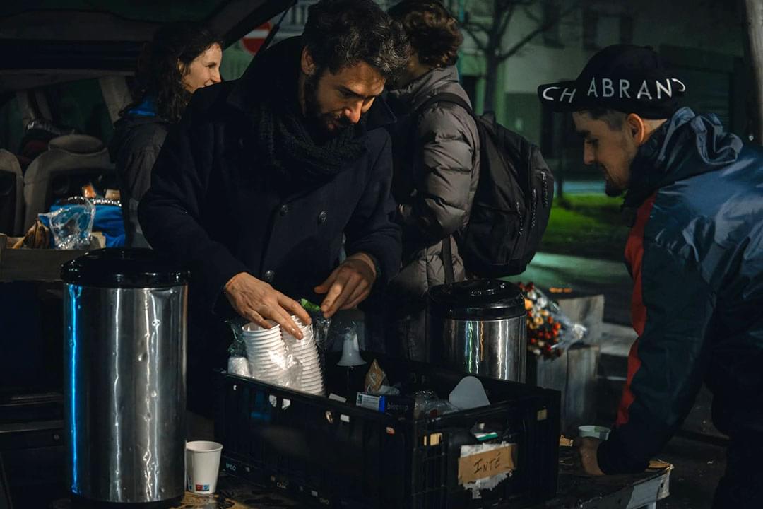 bénévole à rennes qui distribue des repas pendant une maraude sociale